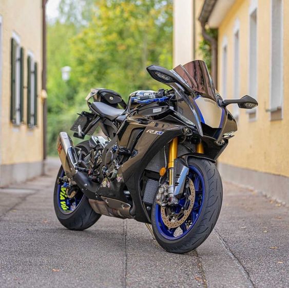 imagem da moto yamaha yzf r1, na cor preto e azul